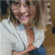 Profesor de inglés dicta clases a estudiantes de todas las edades y niveles